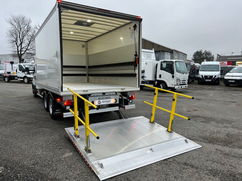 Photo 7 de l'offre de IVECO DAILY 35C18 HI-MATIC MAXICARGO CAISSE 15.5 M3 + HAYON 750KG à 51540€ chez Bretagne Utilitaires