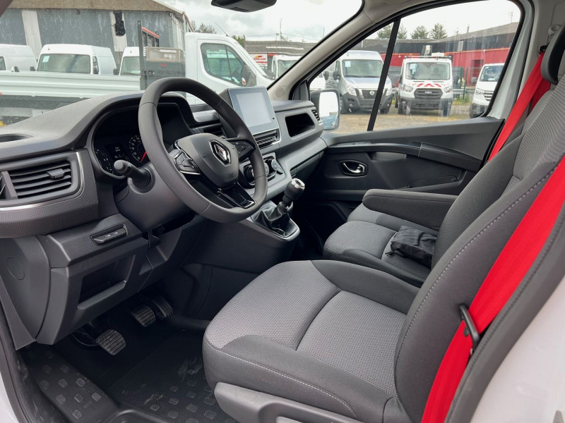 Photo 2 de l'offre de RENAULT TRAFIC III FG BLANC L2H1 3T1 2.0 BLUE DCI 130CH RED EDITION à 33900€ chez Bretagne Utilitaires