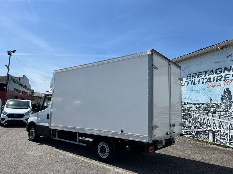 Photo 6 de l'offre de IVECO DAILY CCB CAISSE 20M3 35S16 EMPATTEMENT 4100 à 28140€ chez Bretagne Utilitaires