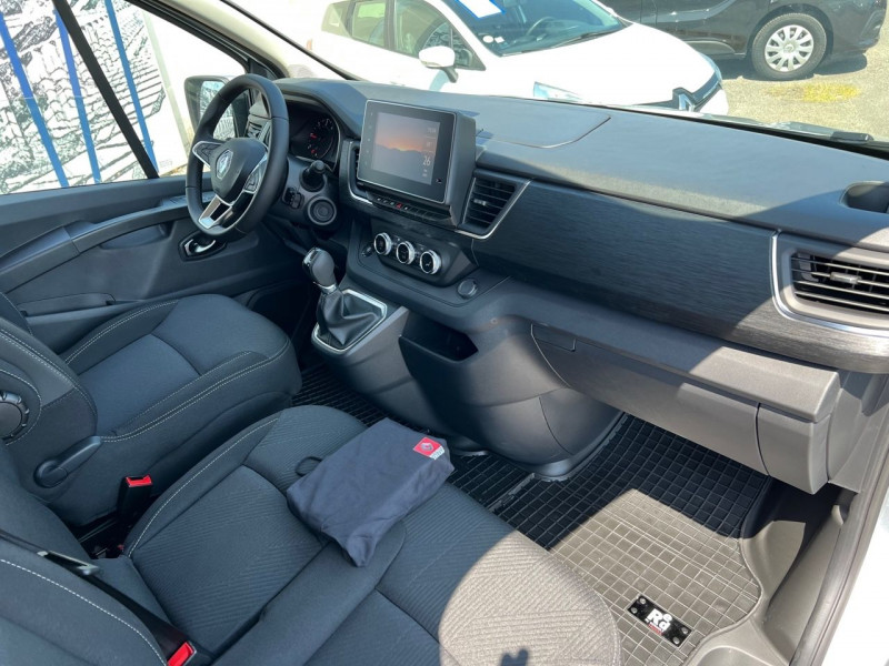Photo 3 de l'offre de RENAULT TRAFIC III FG GRIS HIGHLAND L2H1 3T 2.0 BLUE DCI 170CH EDC EXCLUSIVE à 43140€ chez Bretagne Utilitaires