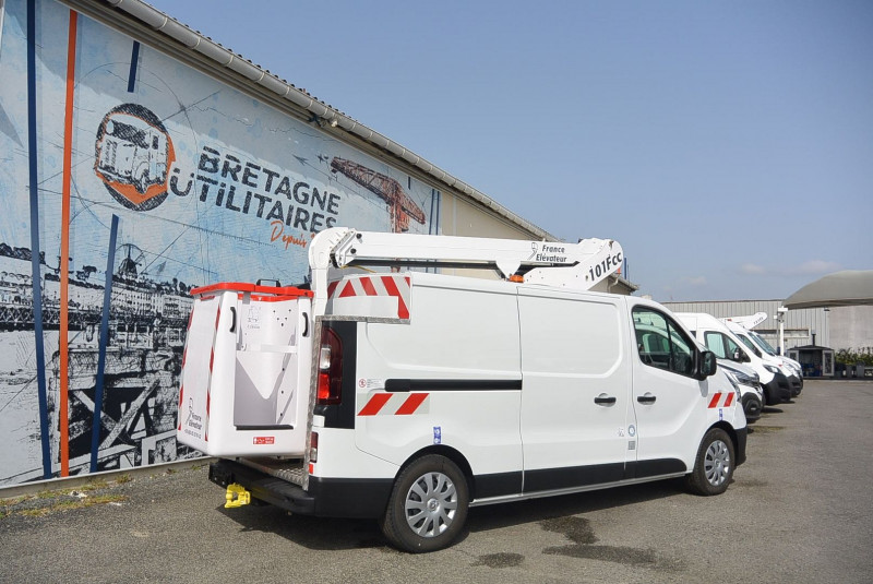 Photo 2 de l'offre de RENAULT TRAFIC NACELLE 101FCC L2H1 TRONQUE 2.0 DCI 145CH ENERGY GRAND CONFORT E6 à 64788€ chez Bretagne Utilitaires