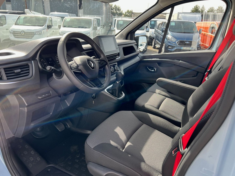 Photo 6 de l'offre de RENAULT TRAFIC III FG BLEU L1H1 3T 2.0 BLUE DCI 170CH EDC RED EDITION + ATTELAGE à 40740€ chez Bretagne Utilitaires