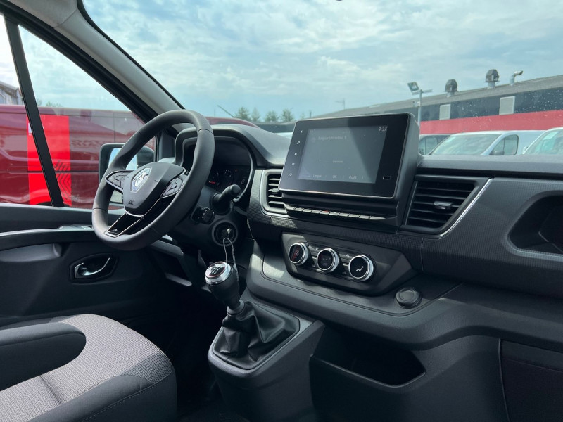 Photo 4 de l'offre de RENAULT TRAFIC III FG NOIR L1H1 3T 2.0 BLUE DCI 150CH BVM6 RED EDITION + OPTONS à 36300€ chez Bretagne Utilitaires