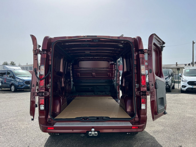 Photo 5 de l'offre de RENAULT TRAFIC III FG ROUGE CARMIN L2H1 3T 2.0 BLUE DCI 170CH EDC EXCLUSIVE à 43740€ chez Bretagne Utilitaires