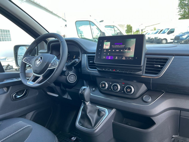 Photo 6 de l'offre de RENAULT TRAFIC III FG GRIS COMETE L2H1 DCI 170CH EDC EXCLUSIVE CAB APPRO 5 PL + OPTIONS à 47340€ chez Bretagne Utilitaires