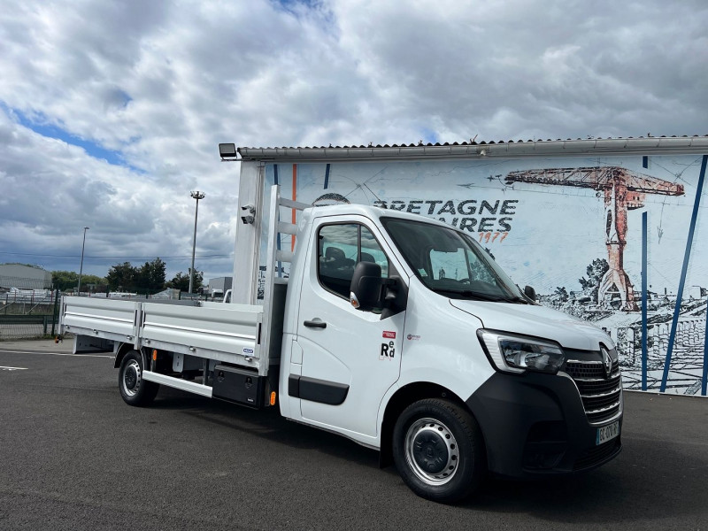 Photo 1 de l'offre de RENAULT MASTER PLATEAU ALU 4M50 2.3 DCI 130CH GRAND CONFORT à 31950€ chez Bretagne Utilitaires