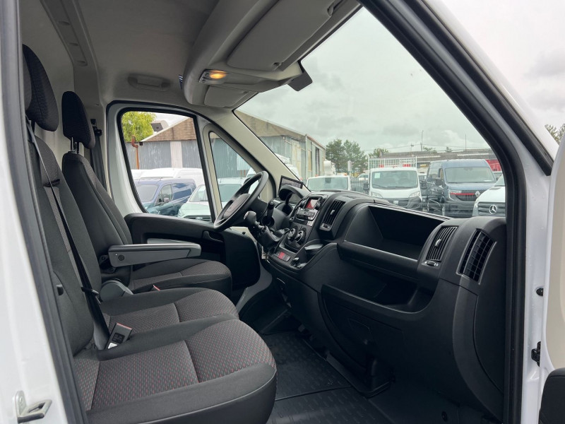 Photo 5 de l'offre de PEUGEOT BOXER L2H2 BLUEHDI 120CH PREMIUM + OPTIONS à 32340€ chez Bretagne Utilitaires