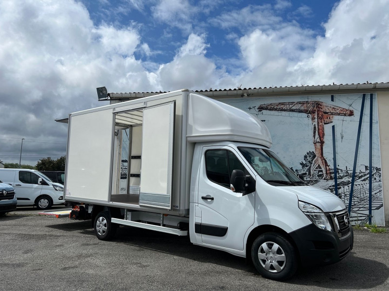 Photo Nissan INTERSTAR CCB CAISSE 22 M3 PROCAR + HAYON 1650 L3 3T5 2.3 DCI 165CH Diesel BLANC en vente chez Bretagne Utilitaires Nissan INTERSTAR CCB CAISSE 22 M3 PROCAR + HAYON 1650 L3 3T5 2.3 DCI 165CH Diesel BLANC Occasion à vendre