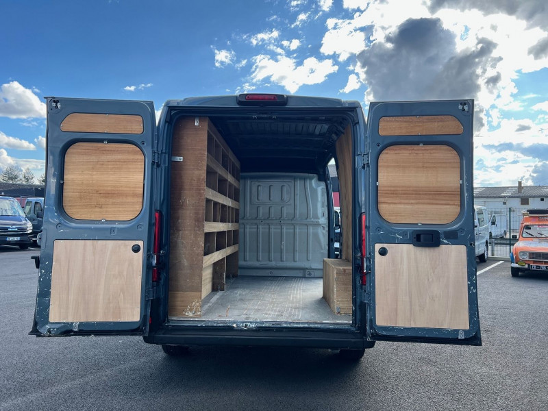Photo 2 de l'offre de FIAT DUCATO FG 3.3 L2H2 - MH2 2.2 H3-POWER 140CH PACK NAV + ETAGERES à 20940€ chez Bretagne Utilitaires