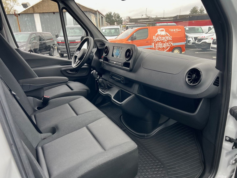 Photo 7 de l'offre de MERCEDES-BENZ SPRINTER FG 211 CDI 39 FIRST TRACTION + ATTELAGE + GALERIE à 26340€ chez Bretagne Utilitaires