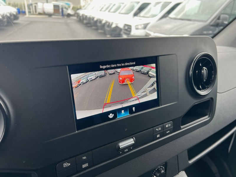Photo 4 de l'offre de MERCEDES-BENZ SPRINTER FG 211 CDI 39 FIRST TRACTION + ATTELAGE + GALERIE à 26340€ chez Bretagne Utilitaires