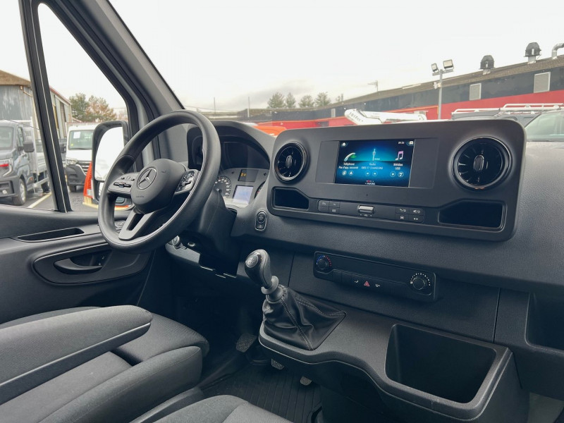 Photo 8 de l'offre de MERCEDES-BENZ SPRINTER FG 211 CDI 39 FIRST TRACTION + ATTELAGE + GALERIE à 26340€ chez Bretagne Utilitaires