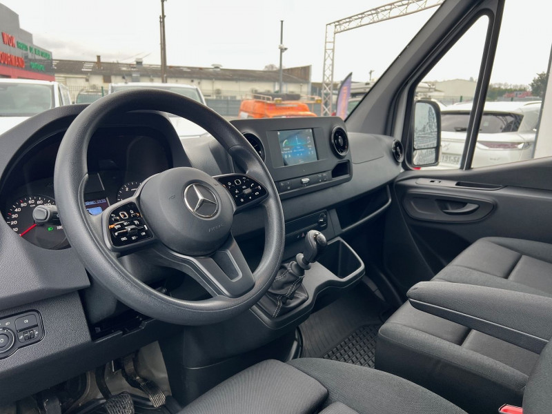 Photo 5 de l'offre de MERCEDES-BENZ SPRINTER FG 211 CDI 39 FIRST TRACTION + ATTELAGE + GALERIE à 26340€ chez Bretagne Utilitaires