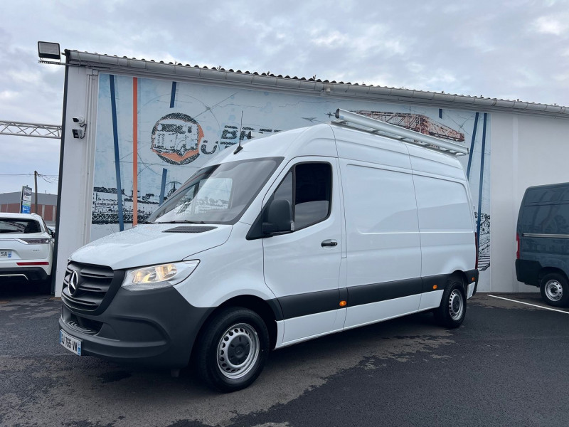 Photo 1 de l'offre de MERCEDES-BENZ SPRINTER FG 211 CDI 39 FIRST TRACTION + ATTELAGE + GALERIE à 26340€ chez Bretagne Utilitaires