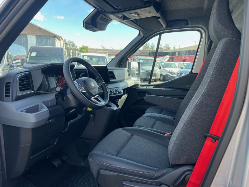Photo 3 de l'offre de RENAULT MASTER IV FG F3500 L2H2 BVA9 170CH RED EDITION + OPTIONS à 47940€ chez Bretagne Utilitaires