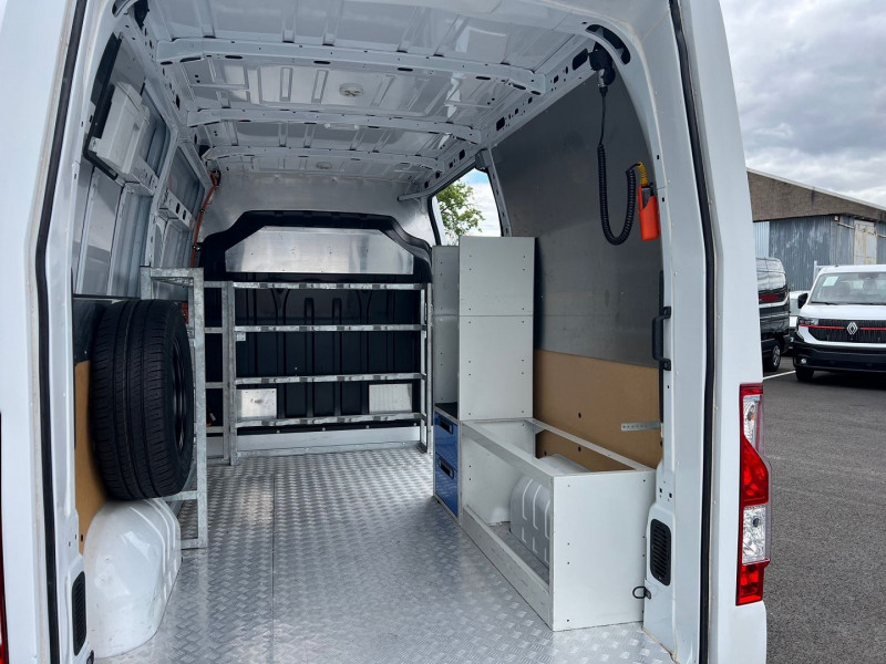 Photo 4 de l'offre de RENAULT MASTER HAYON ELEVATEUR F3500 L2H2 2.3 DCI 130CH GRAND CONFORT + OPTIONS à 23340€ chez Bretagne Utilitaires