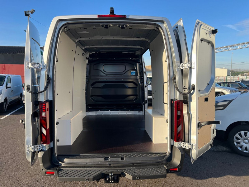 Photo 2 de l'offre de RENAULT MASTER IV FG F3500 L2H2 BVA9 170CH RED EDITION + OPTIONS à 47940€ chez Bretagne Utilitaires
