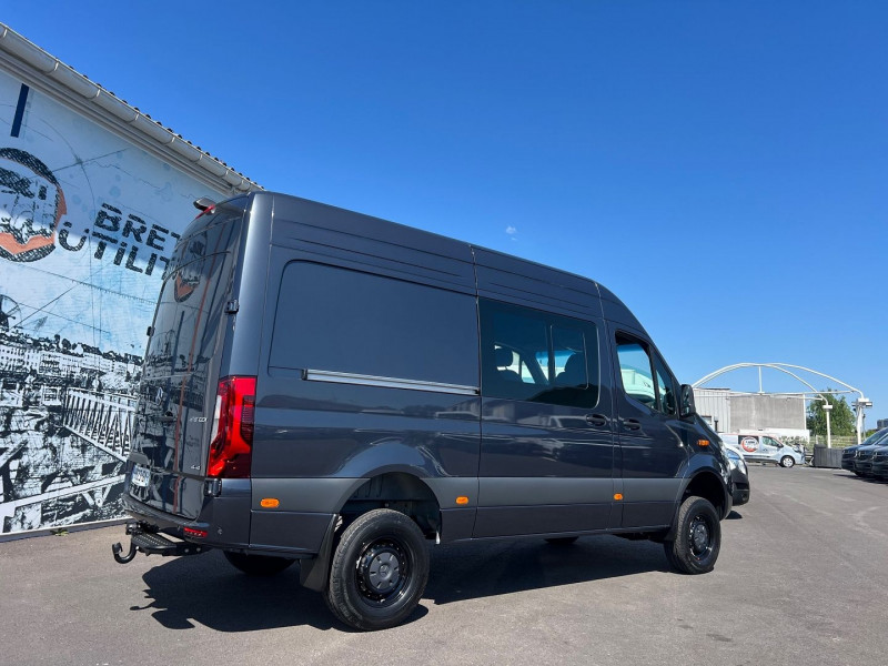 Photo 2 de l'offre de MERCEDES-BENZ SPRINTER 4X4 319 CDI 37S 3T5 SELECT 9G-TRONIC + OPTIONS à 79920€ chez Bretagne Utilitaires
