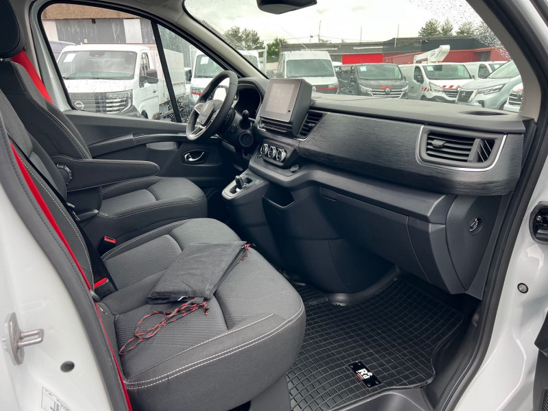 Photo 4 de l'offre de RENAULT TRAFIC BLANC 3T L2H1 170 CV BVA9 EXCLUSIVE + OPTIONS à 42660€ chez Bretagne Utilitaires