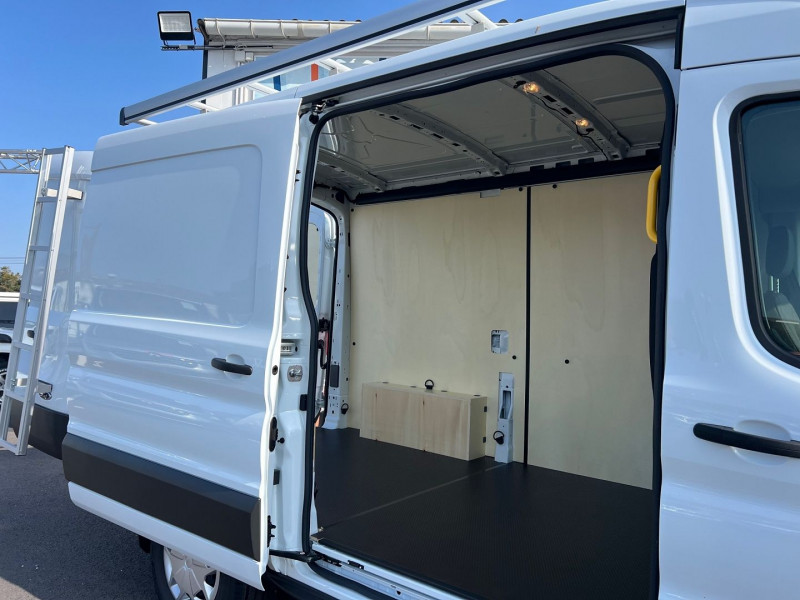 Photo 4 de l'offre de FORD TRANSIT 2T GALERIE T350 L2H2 2.0 130CH TREND BUSINESS + OPTIONS à 32340€ chez Bretagne Utilitaires