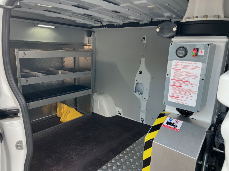 Photo 8 de l'offre de RENAULT TRAFIC NACELLE 101FCC L2H1 TRONQUE 2.0 DCI 145CH GRAND CONFORT à 59940€ chez Bretagne Utilitaires