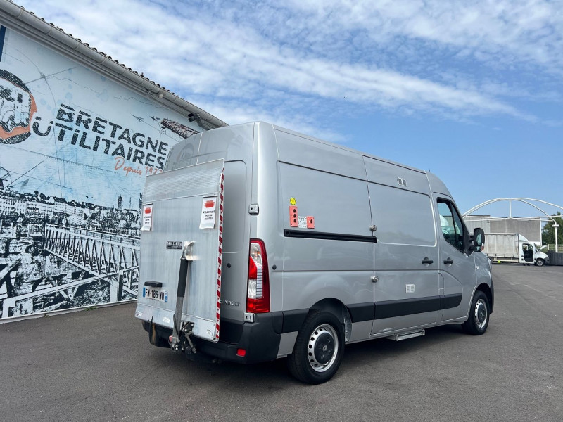 Photo 7 de l'offre de RENAULT MASTER HAYON ELEVATEUR F3500 L2H2 2.3 DCI 135CH ATELIER + OPTIONS à 26340€ chez Bretagne Utilitaires