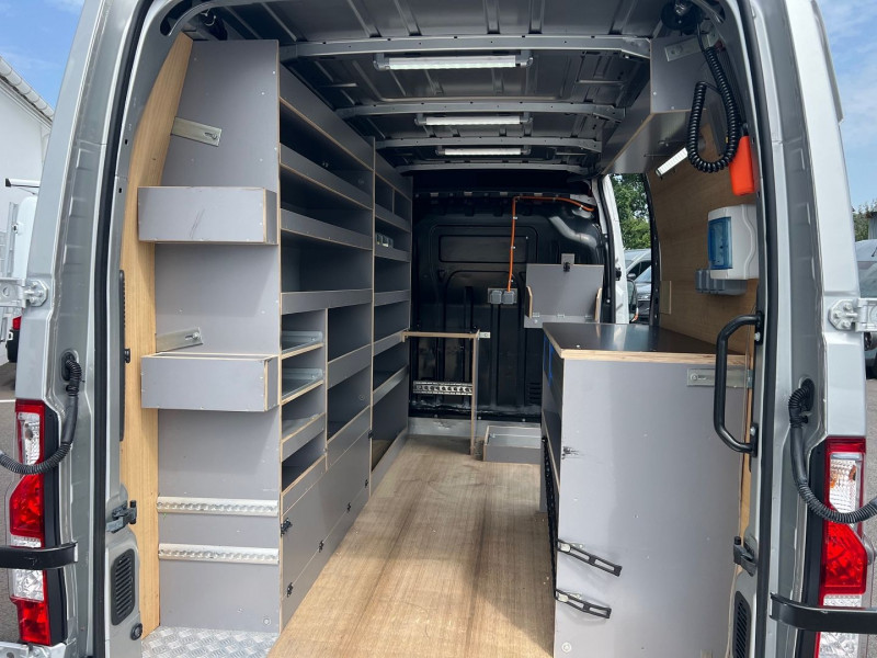 Photo 2 de l'offre de RENAULT MASTER HAYON ELEVATEUR F3500 L2H2 2.3 DCI 135CH ATELIER + OPTIONS à 26340€ chez Bretagne Utilitaires