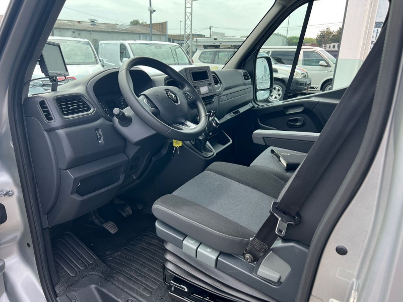 Photo 3 de l'offre de RENAULT MASTER HAYON ELEVATEUR F3500 L2H2 2.3 DCI 135CH ATELIER + OPTIONS à 26340€ chez Bretagne Utilitaires