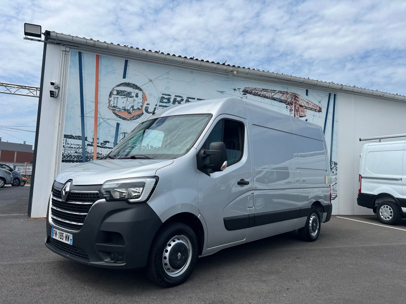 Photo 4 de l'offre de RENAULT MASTER HAYON ELEVATEUR F3500 L2H2 2.3 DCI 135CH ATELIER + OPTIONS à 26340€ chez Bretagne Utilitaires
