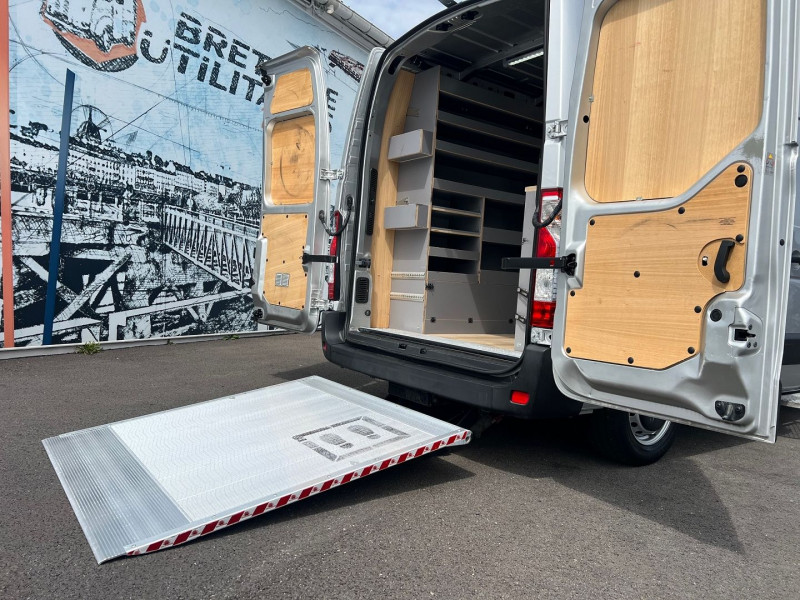Photo 10 de l'offre de RENAULT MASTER HAYON ELEVATEUR F3500 L2H2 2.3 DCI 135CH ATELIER + OPTIONS à 26340€ chez Bretagne Utilitaires