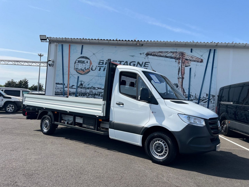 Photo 2 de l'offre de MERCEDES-BENZ SPRINTER CCB PLATEAU 4M30 315 CDI 43 3T5 PRO + OPTIONS à 38340€ chez Bretagne Utilitaires