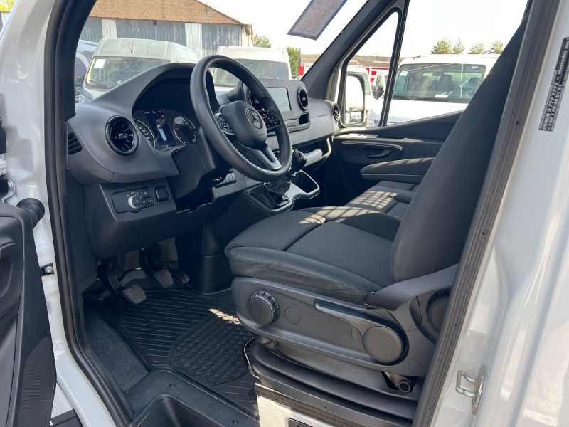 Photo 5 de l'offre de MERCEDES-BENZ SPRINTER CCB PLATEAU 4M30 315 CDI 43 3T5 PRO + OPTIONS à 38340€ chez Bretagne Utilitaires