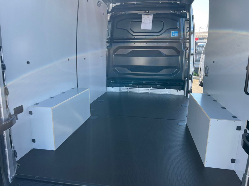 Photo 3 de l'offre de RENAULT MASTER IV FG F3500 L2H2 2.0 BLUE DCI 170CH EXTRA + NBRES OPTIONS à 39540€ chez Bretagne Utilitaires