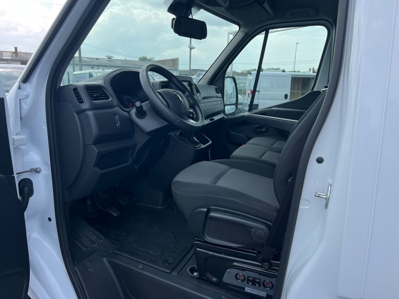 Photo 5 de l'offre de RENAULT MASTER PLANCHER CAISSE + PORTE LAT. 2.3 DCI 145CH GPS + CAMERA à 28740€ chez Bretagne Utilitaires