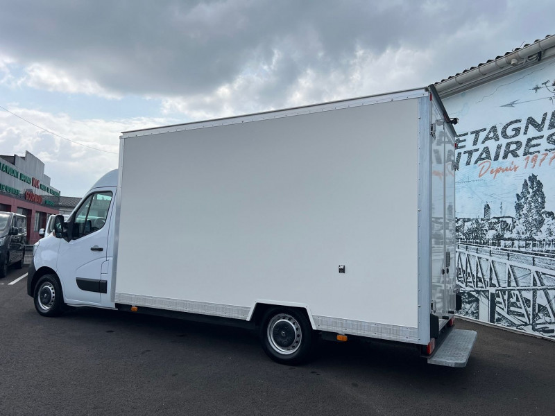 Photo 4 de l'offre de RENAULT MASTER PLANCHER CAISSE + PORTE LAT. 2.3 DCI 145CH GPS + CAMERA à 28740€ chez Bretagne Utilitaires