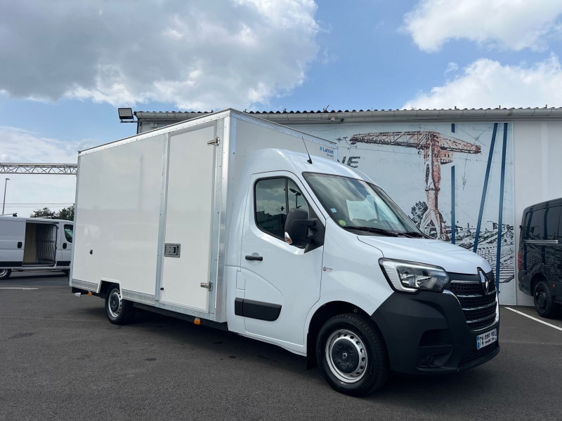 Photo 2 de l'offre de RENAULT MASTER PLANCHER CAISSE + PORTE LAT. 2.3 DCI 145CH GPS + CAMERA à 28740€ chez Bretagne Utilitaires