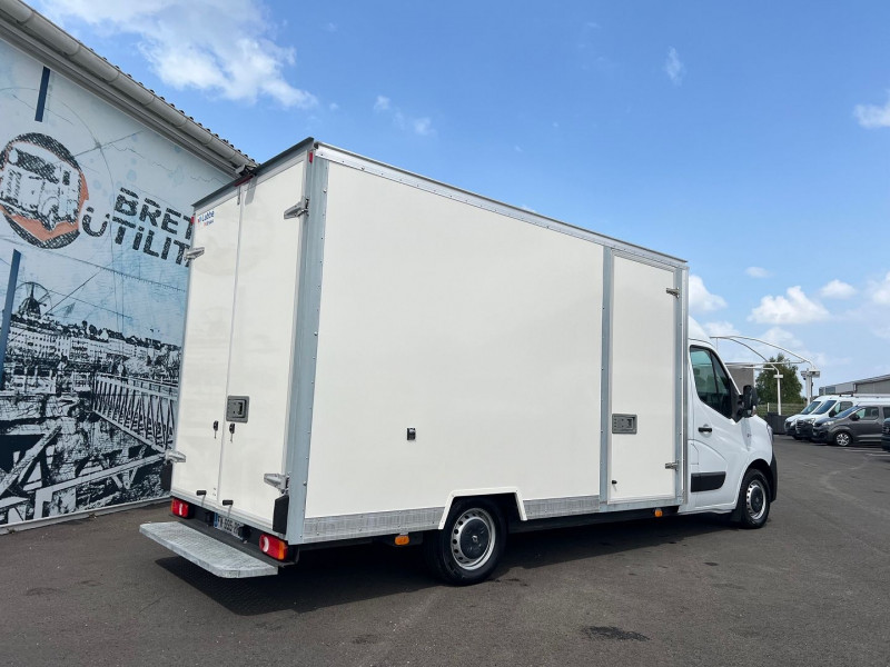 Photo 1 de l'offre de RENAULT MASTER PLANCHER CAISSE + PORTE LAT. 2.3 DCI 145CH GPS + CAMERA à 28740€ chez Bretagne Utilitaires