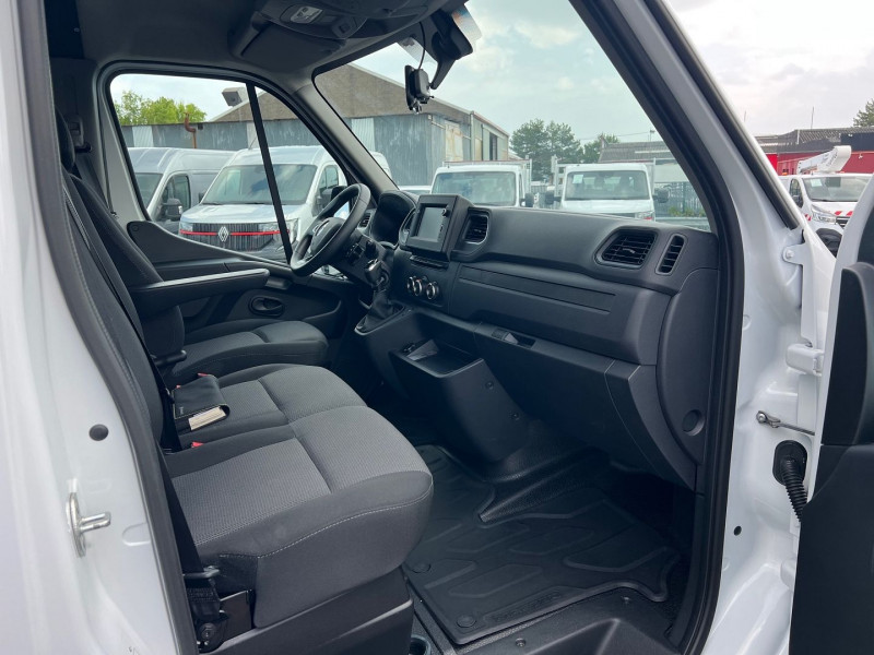 Photo 7 de l'offre de RENAULT MASTER PLANCHER CAISSE + PORTE LAT. 2.3 DCI 145CH GPS + CAMERA à 28740€ chez Bretagne Utilitaires