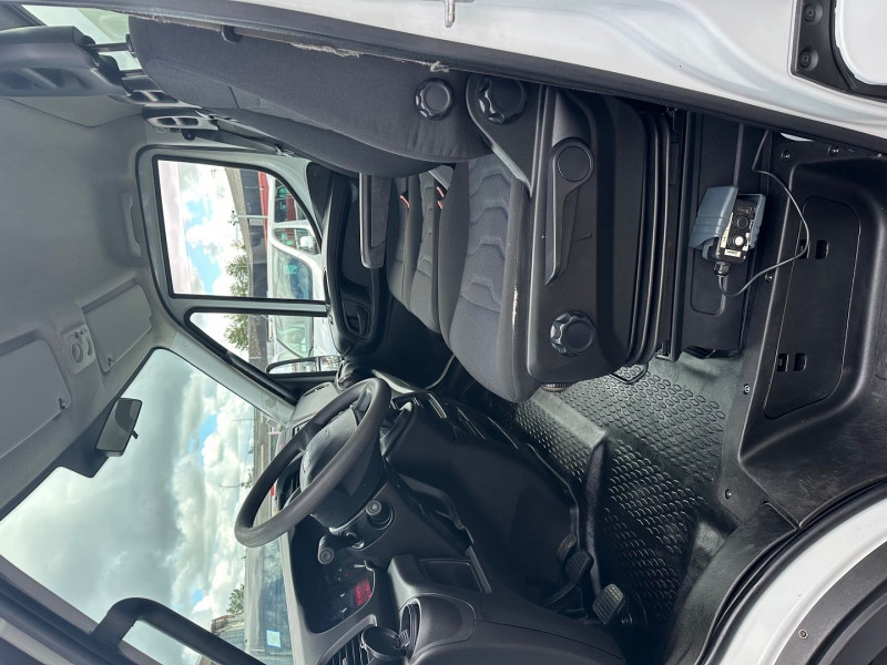 Photo 9 de l'offre de IVECO DAILY CCB BENNE + COFFRE JPM 35C15H EMPATTEMENT 3750 à 23580€ chez Bretagne Utilitaires