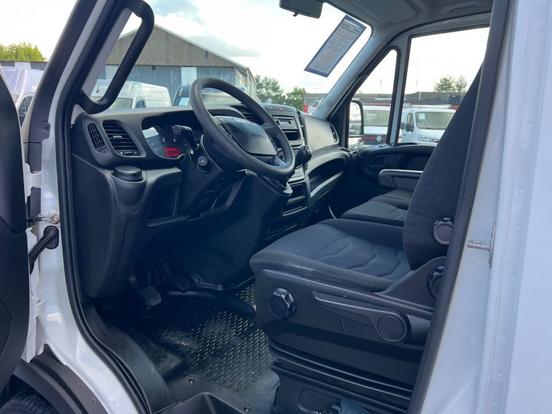 Photo 6 de l'offre de IVECO DAILY CCB BENNE + COFFRE JPM 35C15 EMPATTEMENT 3750 à 23940€ chez Bretagne Utilitaires