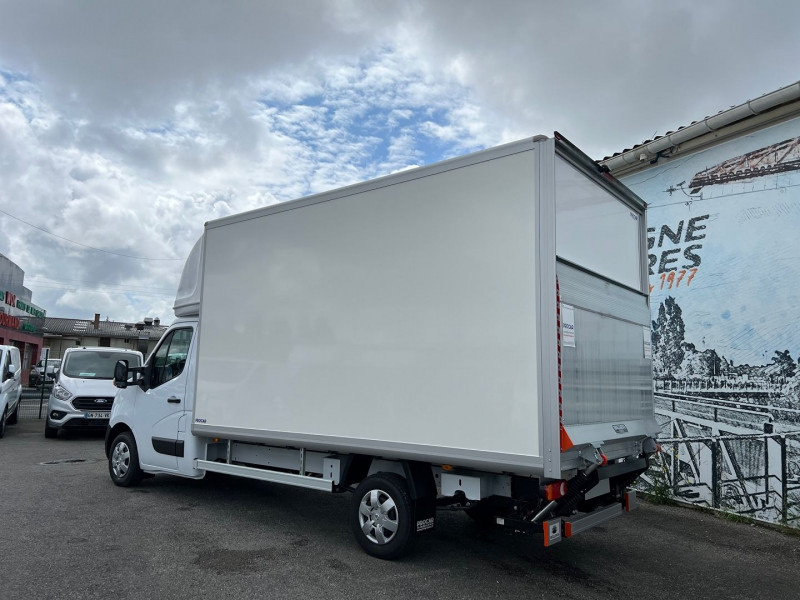 Photo 3 de l'offre de NISSAN INTERSTAR CAISSE 22M3 + HAYON 1600 + PORTE LAT + CAPUCINE 3T5 2.3DCI 165CH à 52740€ chez Bretagne Utilitaires
