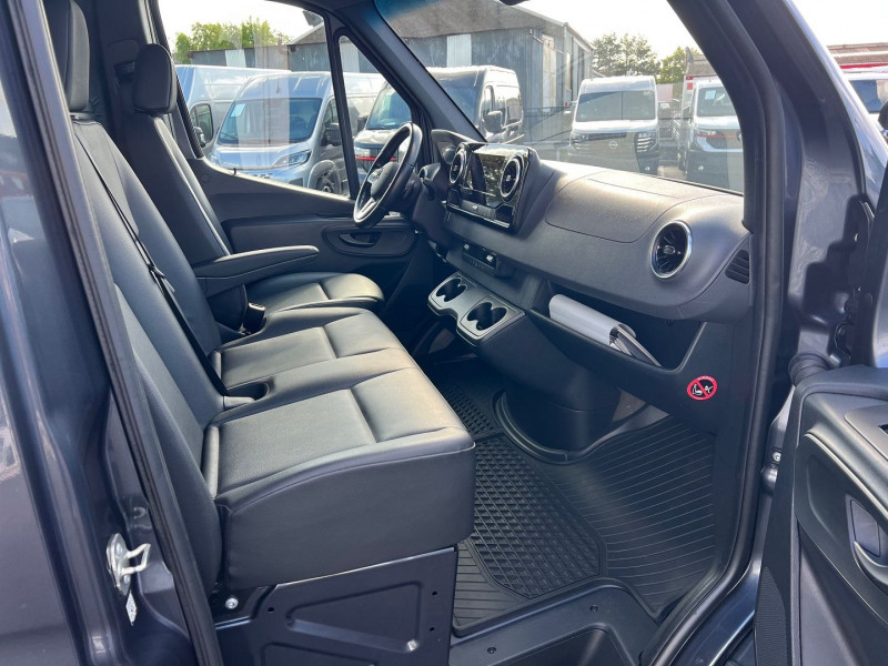 Photo 8 de l'offre de MERCEDES-BENZ SPRINTER L2H1 215 CDI 39 3T0 PRO TRACTION 9G-TRONIC à 35940€ chez Bretagne Utilitaires