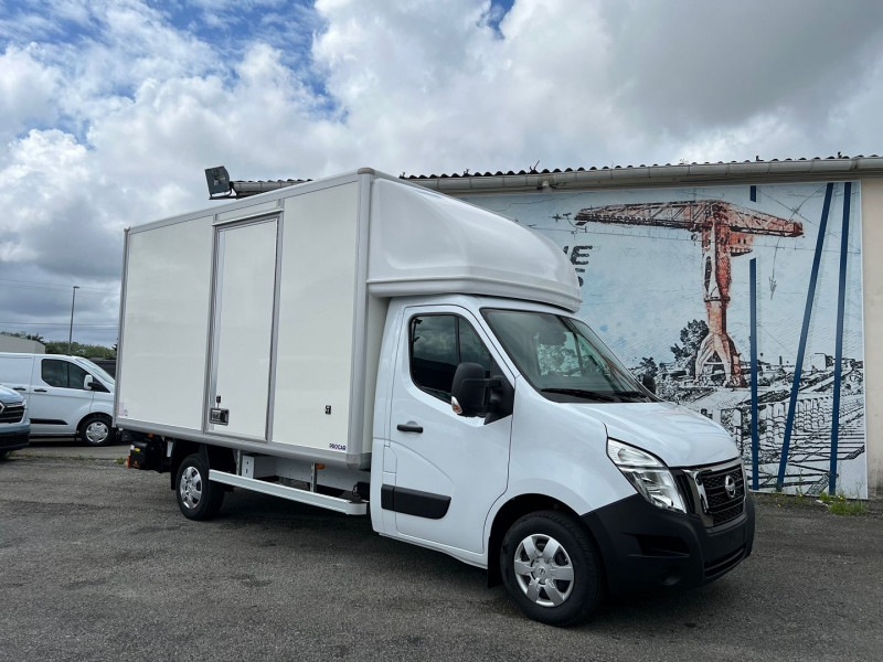 Photo 1 de l'offre de NISSAN INTERSTAR CAISSE 22M3 + HAYON 1600 + PORTE LAT + CAPUCINE 3T5 2.3DCI 165CH à 52740€ chez Bretagne Utilitaires