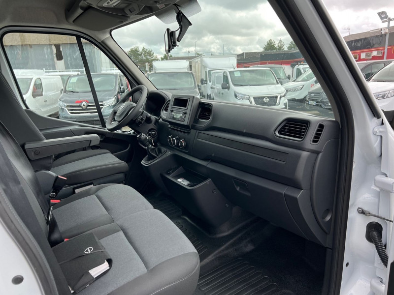 Photo 5 de l'offre de NISSAN INTERSTAR CAISSE 22M3 + HAYON 1600 + PORTE LAT + CAPUCINE 3T5 2.3DCI 165CH à 52740€ chez Bretagne Utilitaires