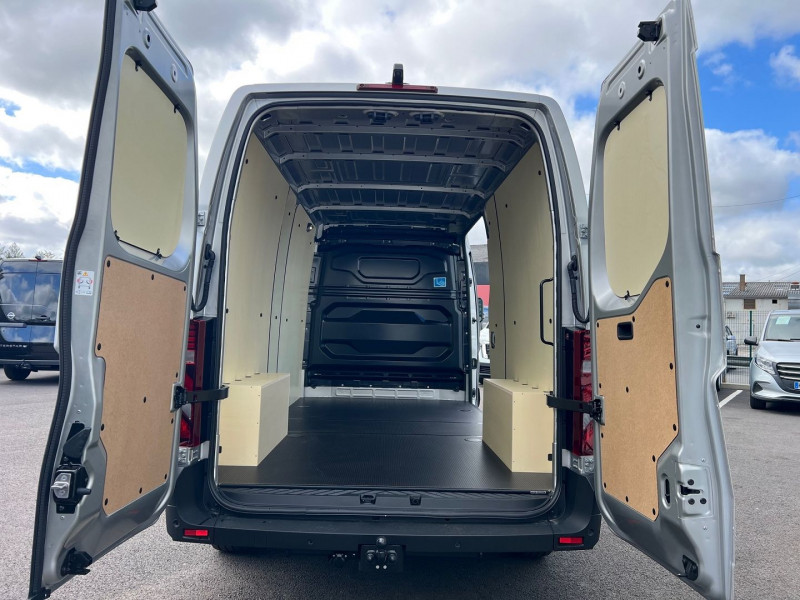 Photo 3 Nissan INTERSTAR FG L3H2 3T5 2.0 DCI 150CH TEKNA + OPTIONS Diesel GRIS METAL en vente chez Bretagne Utilitaires Photo 3 de l'offre de NISSAN INTERSTAR FG L3H2 3T5 2.0 DCI 150CH TEKNA + OPTIONS à 40500€ chez Bretagne Utilitaires