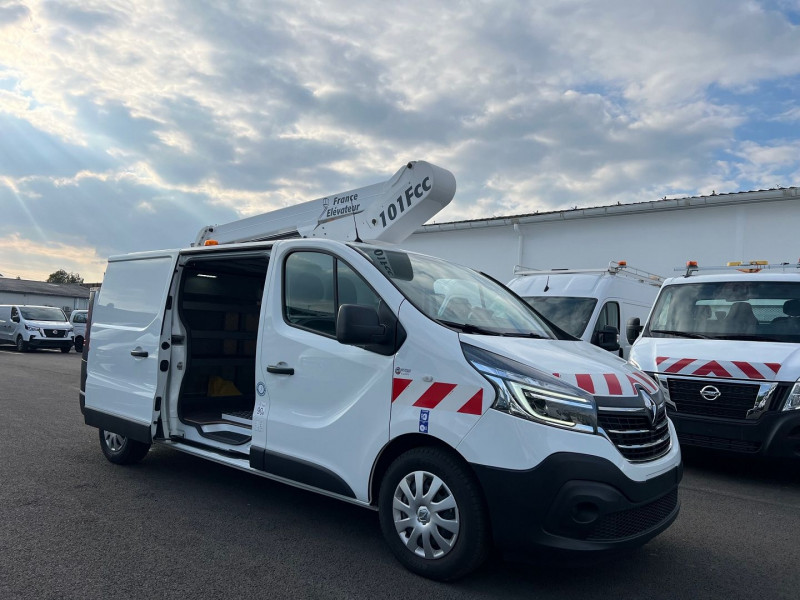 Photo 2 de l'offre de RENAULT TRAFIC NACELLE 101FCC L2H1 TRONQUE 2.0 DCI 145CH GRAND CONFORT à 59940€ chez Bretagne Utilitaires