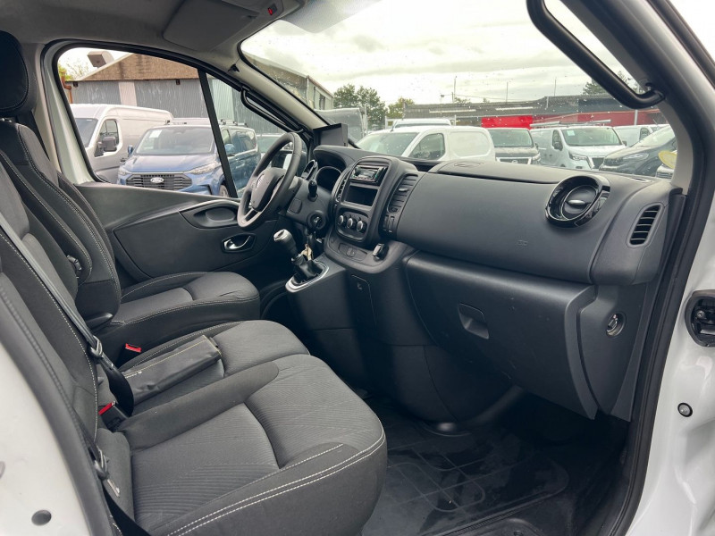 Photo 7 Renault TRAFIC III FG L2H2 2.0 DCI 145CH ENERGY GRAND CONFORT Diesel BLANC en vente chez Bretagne Utilitaires Photo 7 de l'offre de RENAULT TRAFIC III FG L2H2 2.0 DCI 145CH ENERGY GRAND CONFORT à 19140€ chez Bretagne Utilitaires