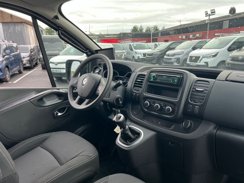Photo 8 Renault TRAFIC III FG L2H2 2.0 DCI 145CH ENERGY GRAND CONFORT Diesel BLANC en vente chez Bretagne Utilitaires Photo 8 de l'offre de RENAULT TRAFIC III FG L2H2 2.0 DCI 145CH ENERGY GRAND CONFORT à 19140€ chez Bretagne Utilitaires