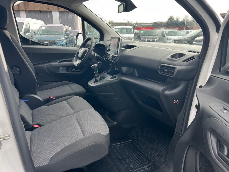 Photo 8 Toyota PROACE CITY MEDIUM 100 D-4D ACTIVE Diesel BLANC en vente chez Bretagne Utilitaires Photo 8 de l'offre de TOYOTA PROACE CITY MEDIUM 100 D-4D ACTIVE à 13950€ chez Bretagne Utilitaires