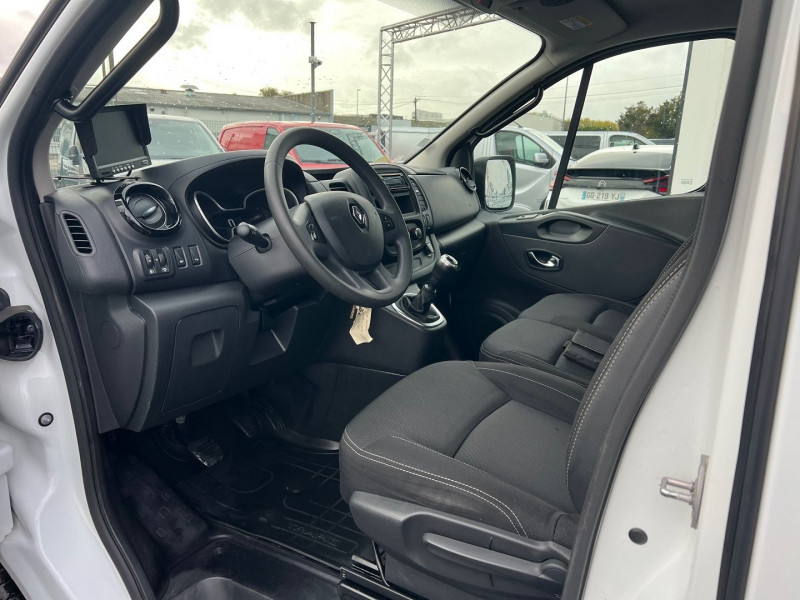Photo 6 Renault TRAFIC III FG L2H2 2.0 DCI 145CH ENERGY GRAND CONFORT Diesel BLANC en vente chez Bretagne Utilitaires Photo 6 de l'offre de RENAULT TRAFIC III FG L2H2 2.0 DCI 145CH ENERGY GRAND CONFORT à 19140€ chez Bretagne Utilitaires